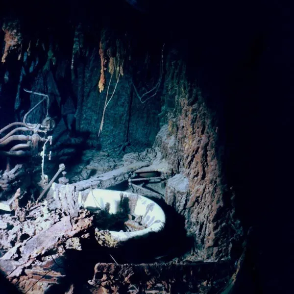 The bathtub that was in Titanic Captain Edward Smith's room, taken in 2003